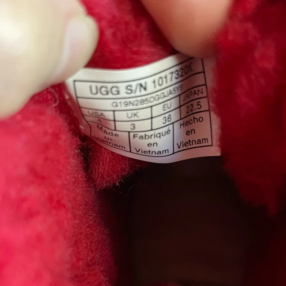 UGG ankle length neumel chukka boot.Samba red color w/ fur material inside. S-4y - Picture 3 of 4